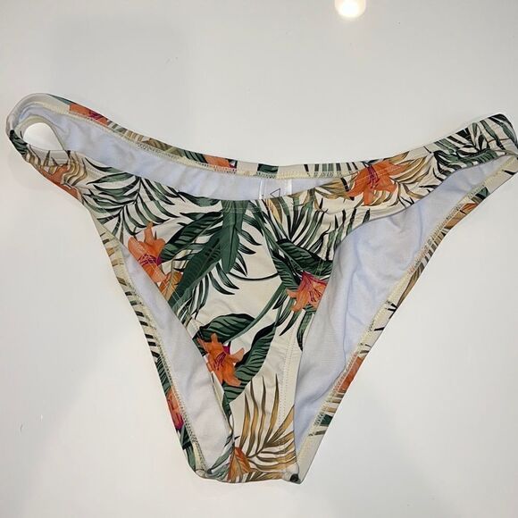NWOT VYB Colorful Tropical Print Bikini Swim Set
Large - Picture 2 of 11
